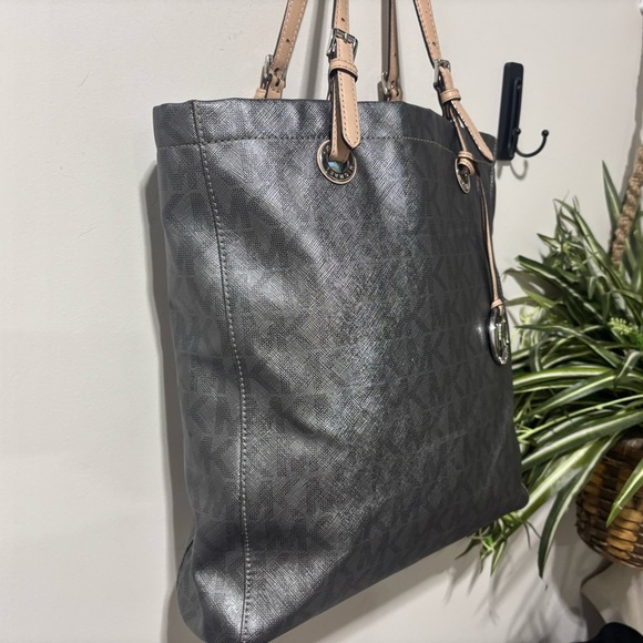 ❤️Michael Kors Metallic Gray Jet Set Tote - Picture 3 of 6